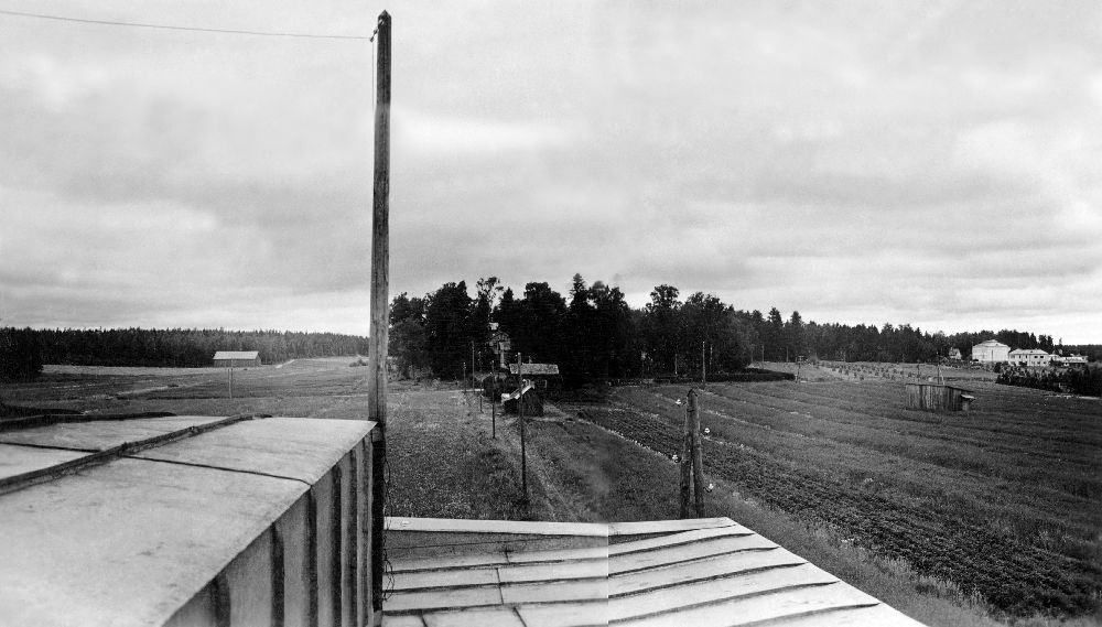 Kotitalomme katolta 1940-luvun alussa otettu kuva Vanhankyläntielle ja Järvenpään kylän keskustaan päin.