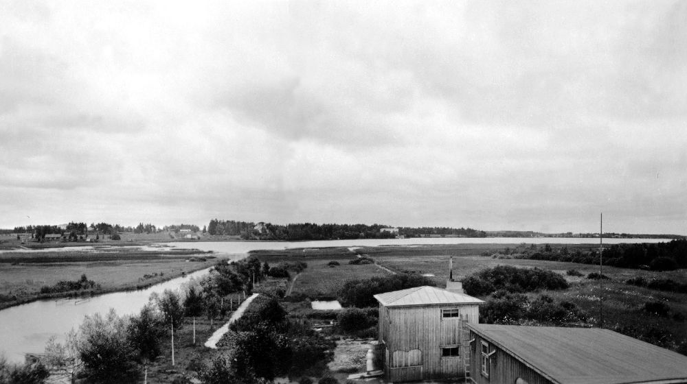 Kotitalomme katolta 1940-luvun alussa otettu kuva Järvenpään kylän keskustaan ja Tuusulan järvelle päin.