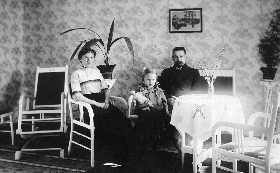 Anna-Liisa Harjuvaara k�ym�ss� t�din perheen luona