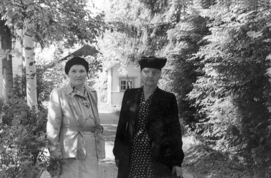 Eini ja Vilma Elorannan portilla